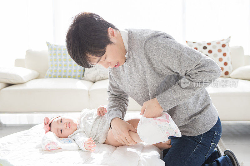 韩语，baby girl (woman)， daughter (father)， living room，托儿，托儿，爸爸(father)， care (concept)，尿片梳理(moving activity)，精疲力竭(concept)